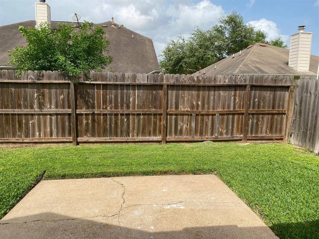 Serene backyard with lush grass, ideal for relaxation & entertaining