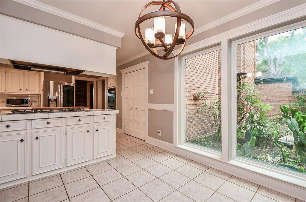 Breakfast area and more of those floor to ceiling windows.   You will love having your coffee here every morning with this view