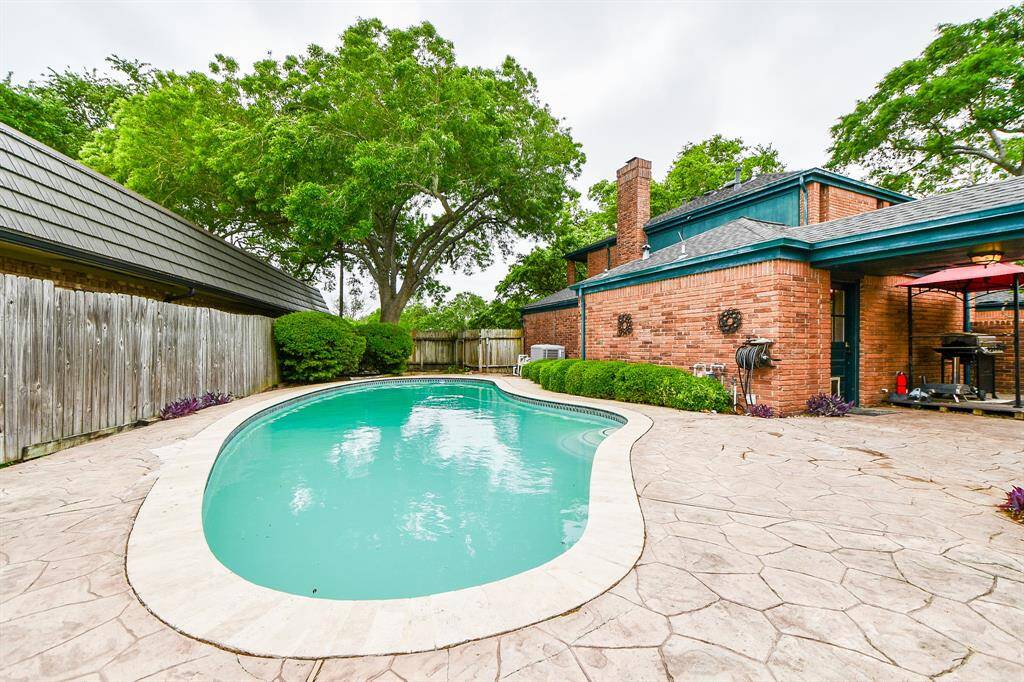 Good view of side yard and how private it is