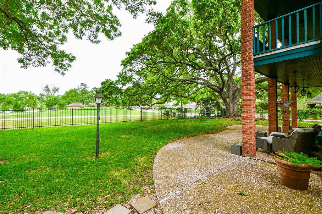 Back downstairs with good look at the golf course view of #17 El Dorado green