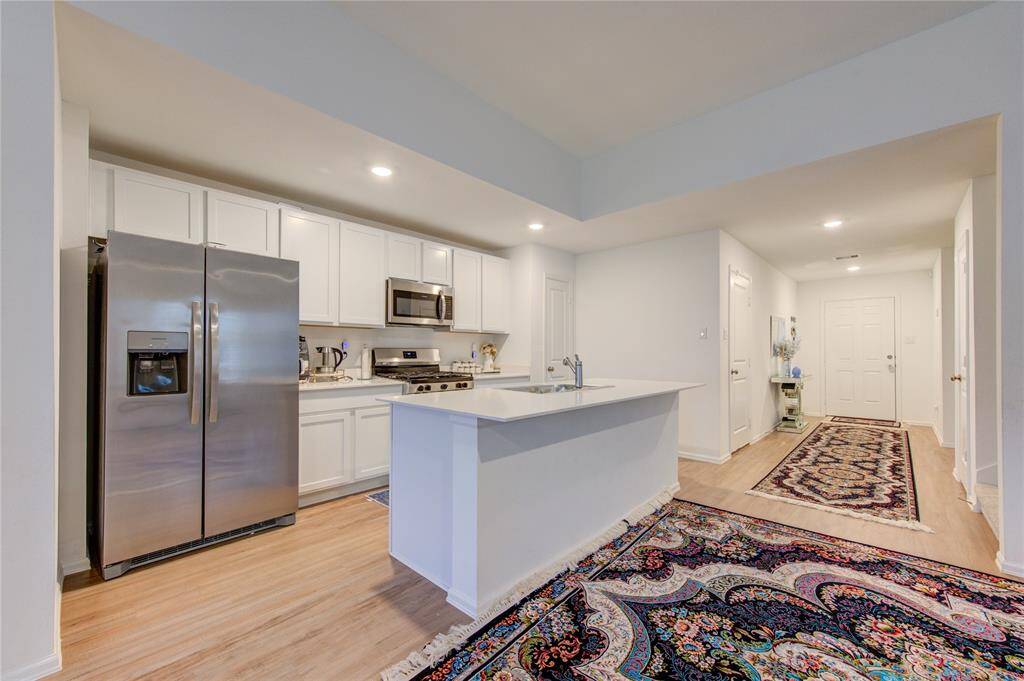 All-white kitchen - Fridge INCLUDED!