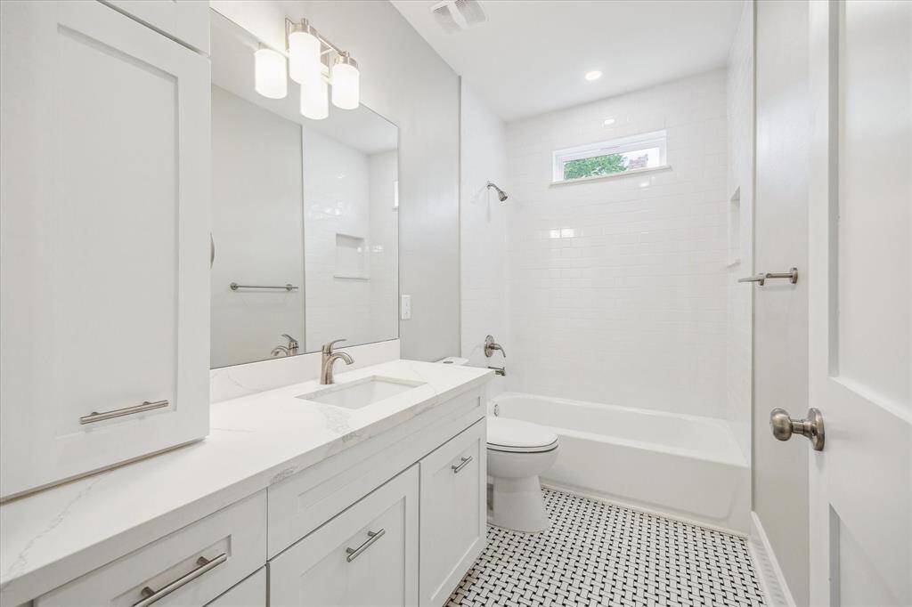 Hall bath services the two guest bedrooms