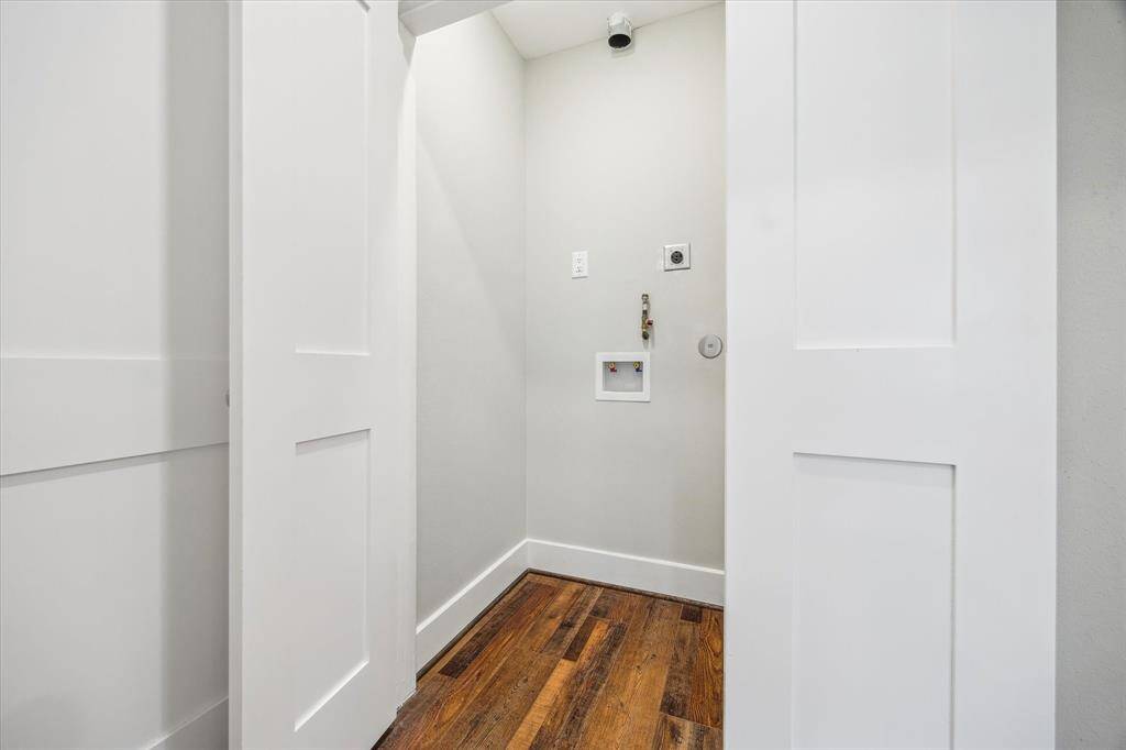 Laundry area has connections for gas or electric clothes dryer