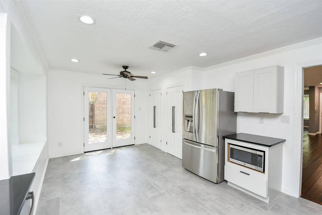 There is another set of doors that lead to the courtyard/back yard area, so if you want to BBQ it is easy access.