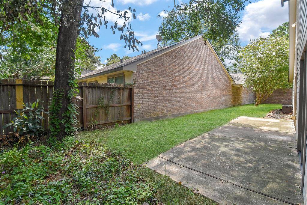 This photo shows best the space on the side of the yard.