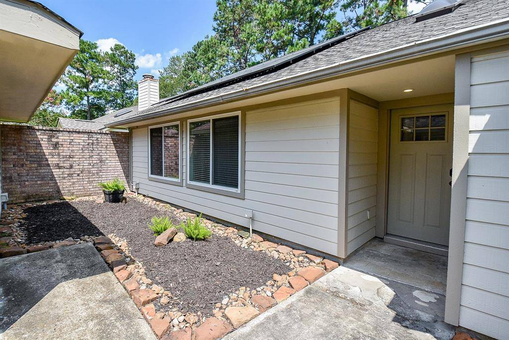 Access from the garage to the front door is private and you can landscape or have a nice garden area here too.