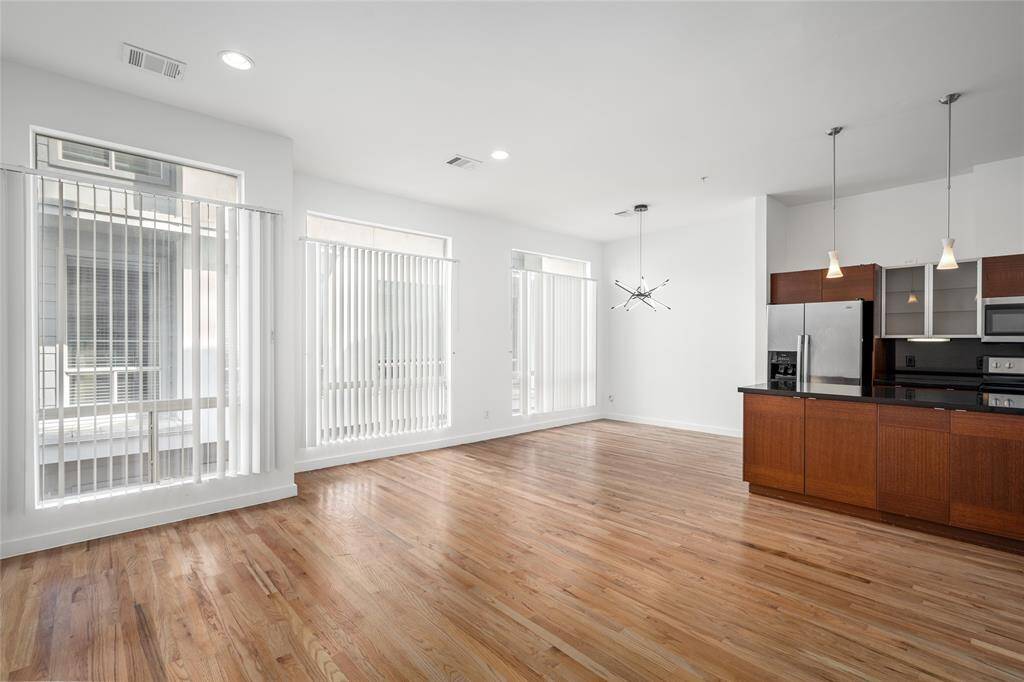 ChatGPT said:Bright and inviting dining area featuring wide windows and stunning floor-to-ceiling windows with blinds, allowing for abundant natural light and a customizable ambiance.