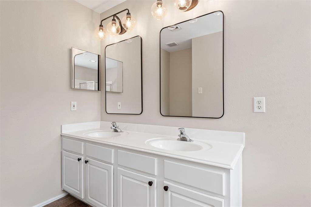 Double sinks in primary bathroom