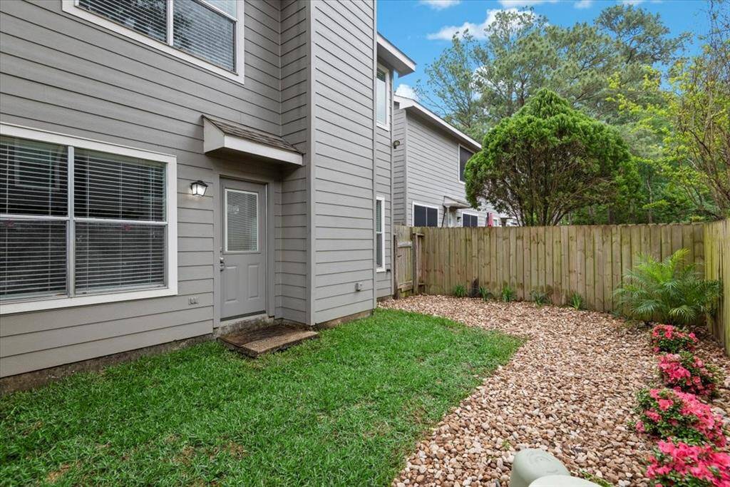 Quaint backyard! Low maintenance!