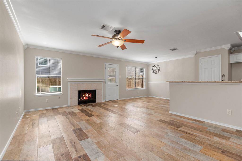 This home has an open floor plan, which means that the living room, dining room, and kitchen are all open to each other. This makes the home feel more spacious and airy.
