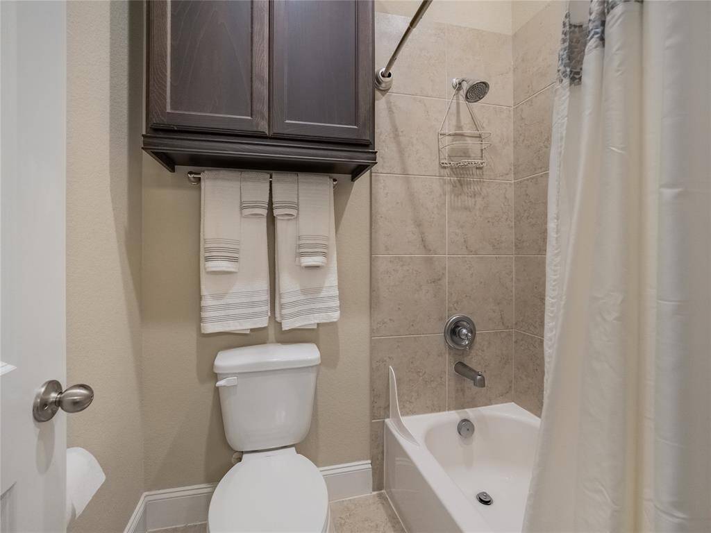 jack and jill with private   sinks area