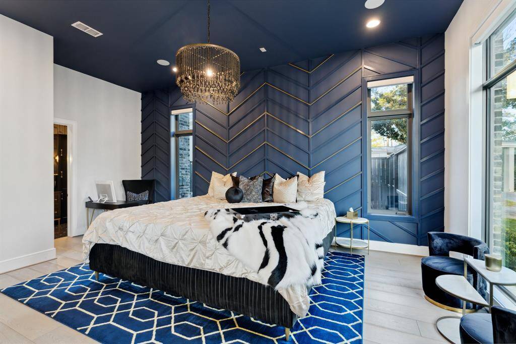 Downstairs secondary bedroom with en suite bath