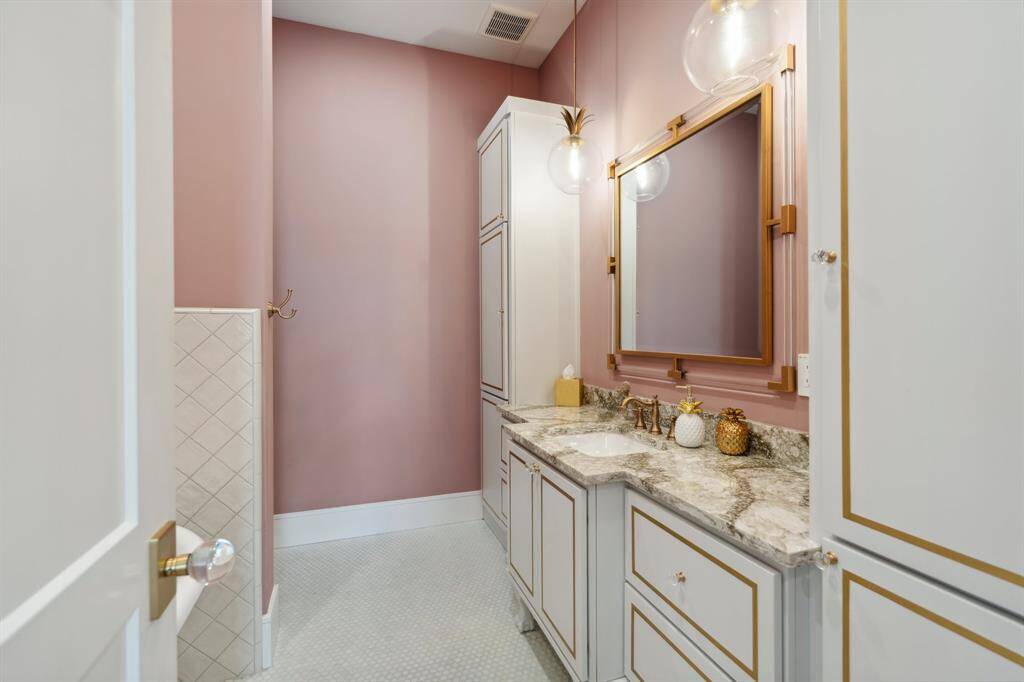 En suite bathroom with Segreto finishes