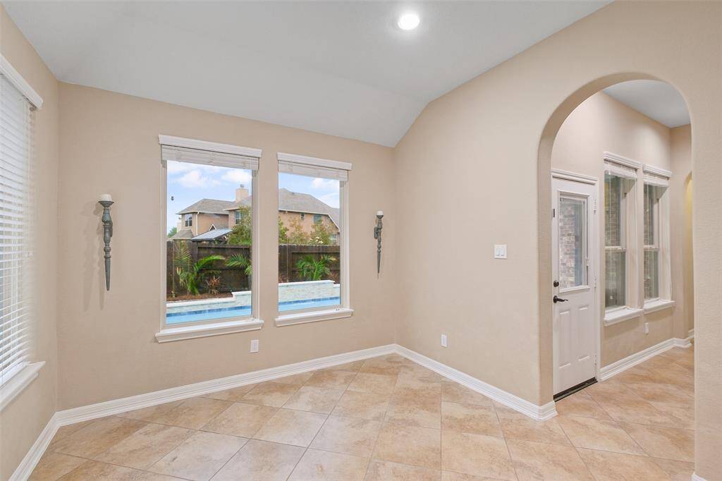 Windows with a view! Overlooking the backyard and pool area, this breakfast nook feels like a peaceful retreat. A perfect spot to enjoy slow mornings or quick bites before heading out.