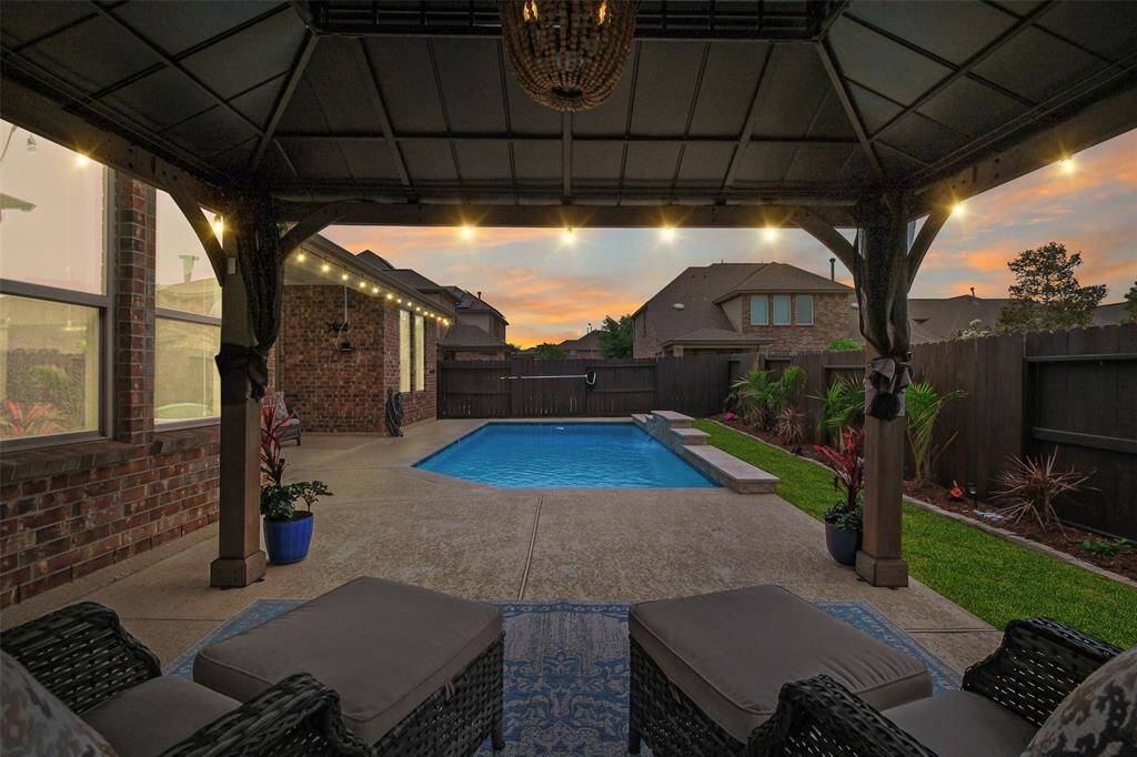 As the sun sets, your backyard comes to life with ambient lighting and warm textures. This space invites you to slow down, sip something cool, and soak it all in.