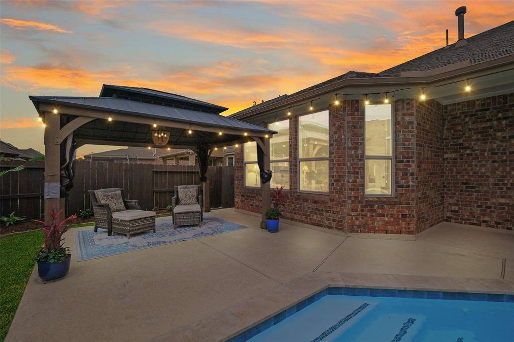 From built-in GFCI protection with alarm to 4-inch drains and full gutters, every detail here is designed with comfort, safety, and ease in mind.