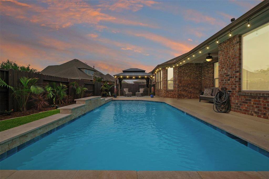 From the robot pool cleaner to the outdoor lounge furniture, everything you see here stays with the home—because your dream backyard shouldn’t come with extra to-dos.