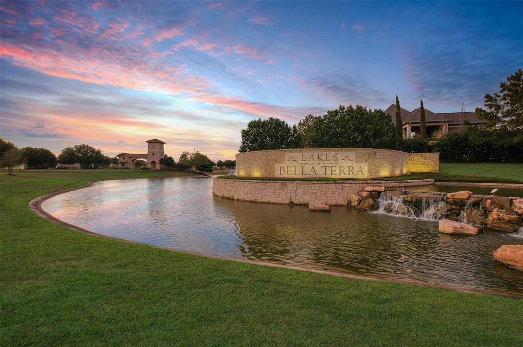 Lakes of Bella Terra is a highly desired master planned community. Top rated schools. Tons of community amenities. Excellent location, easy access to major highways, nearby groceries, restaurants, coffee shops, retail, and more!