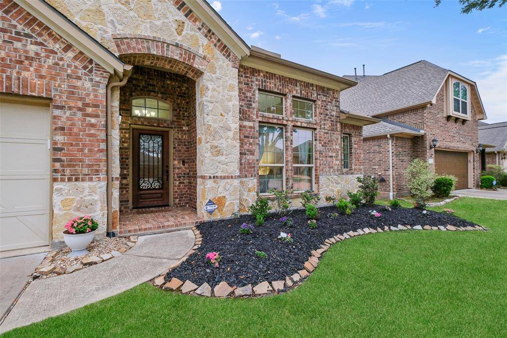 Follow the curved path to the heart of the home. Whether it’s morning coffee on the porch or evening hellos, every detail of this entrance sets the tone for comfort and style.