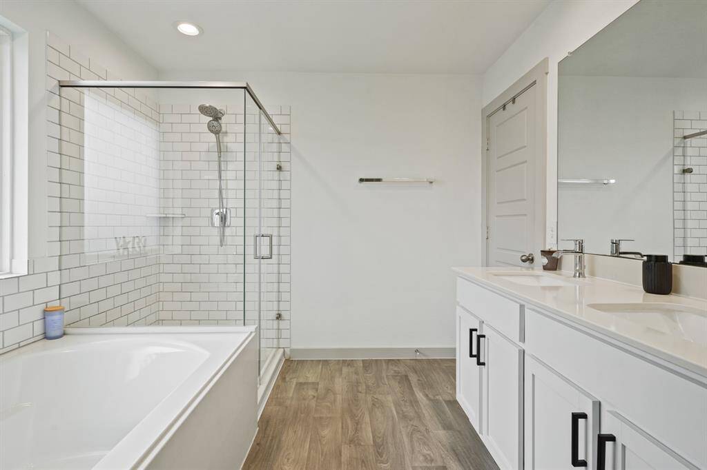 Dual Sinks in Primary Bath