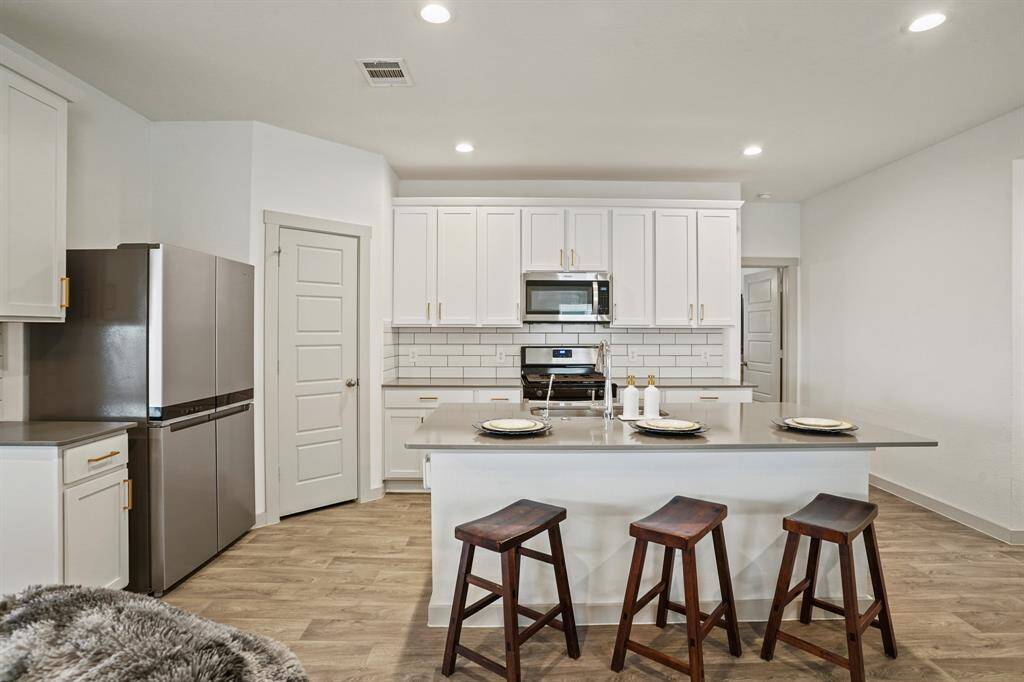 Kitchen w/ Island