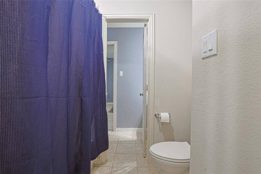 Jack and Jill tub/toilet area