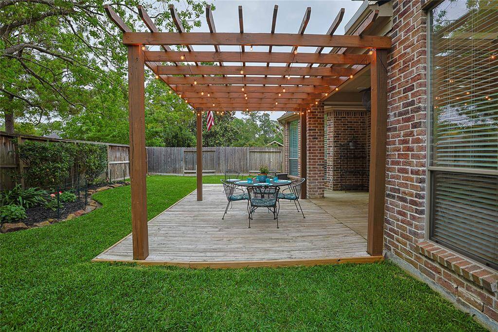 Goldilocks dream of a backyard! Not too big, not too small, it is just right!