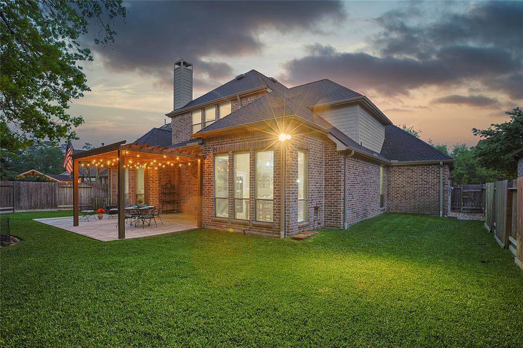 Perfectly sized back yard with room for playscape or outdoor kitchen. Or both!