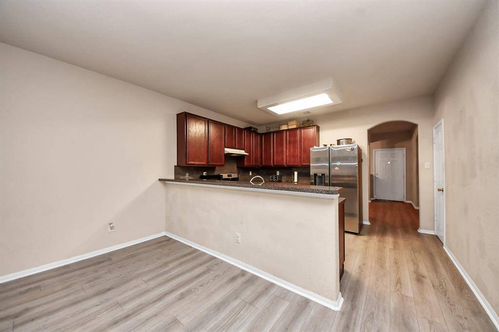 The spacious kitchen also includes a convenient breakfast bar, offering the perfect spot for casual dining or a quick morning coffee.
