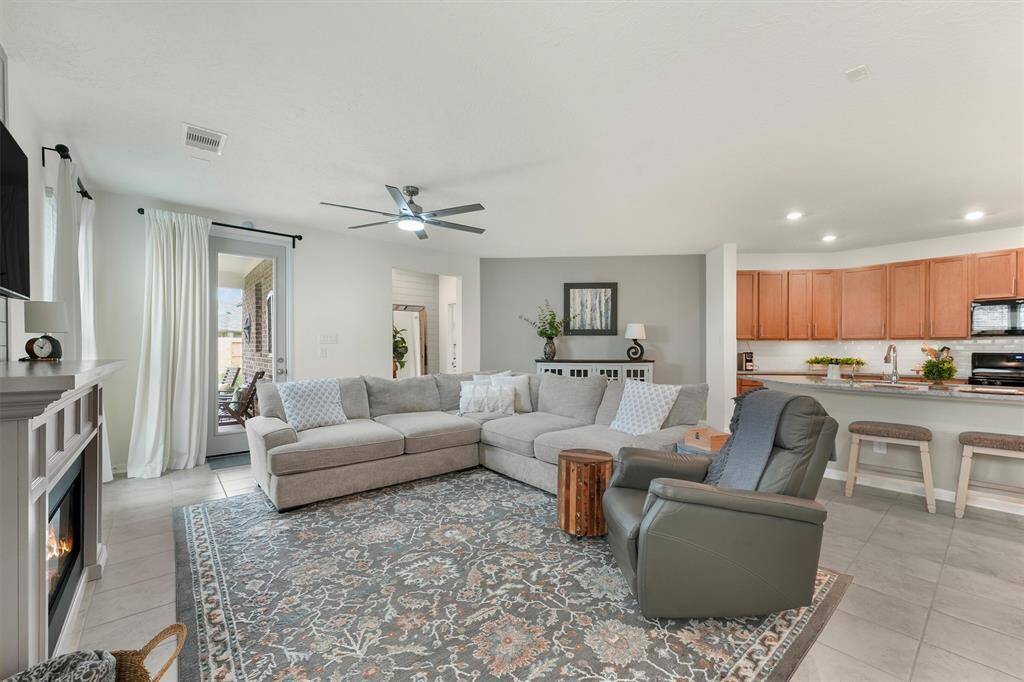 Spacious living area featuring high ceilings and abundant natural light, perfect for gatherings and relaxaation.