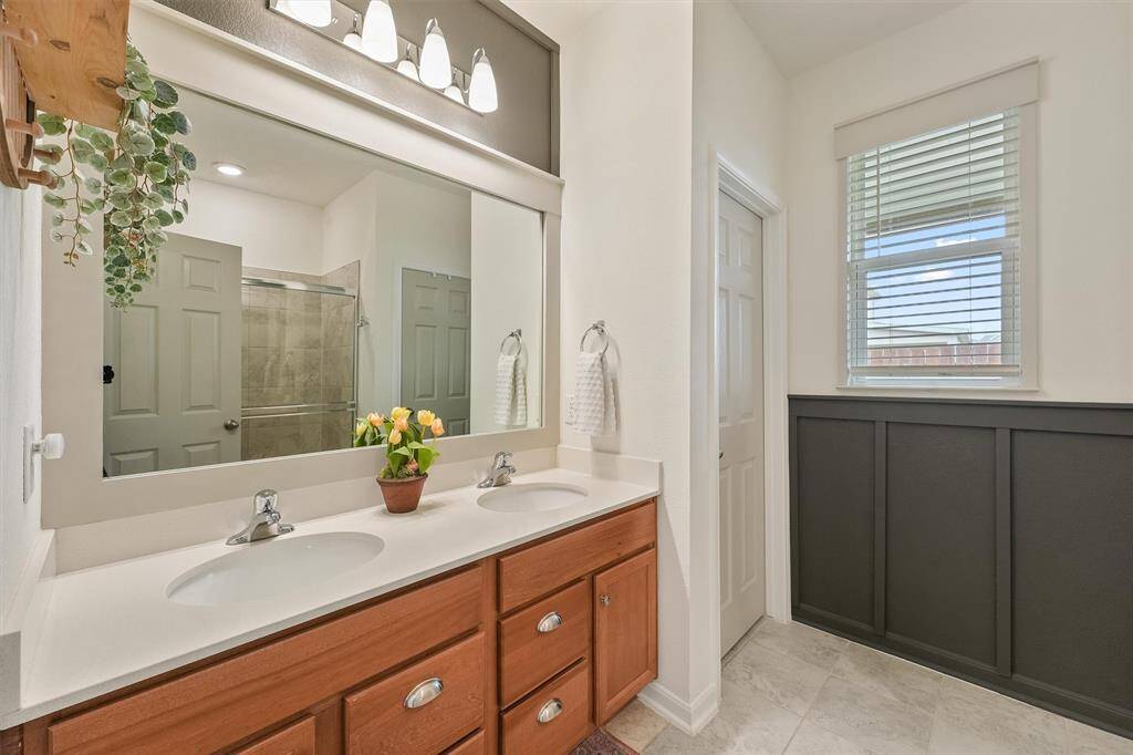 En-suite bathroom with dual vanity sinks