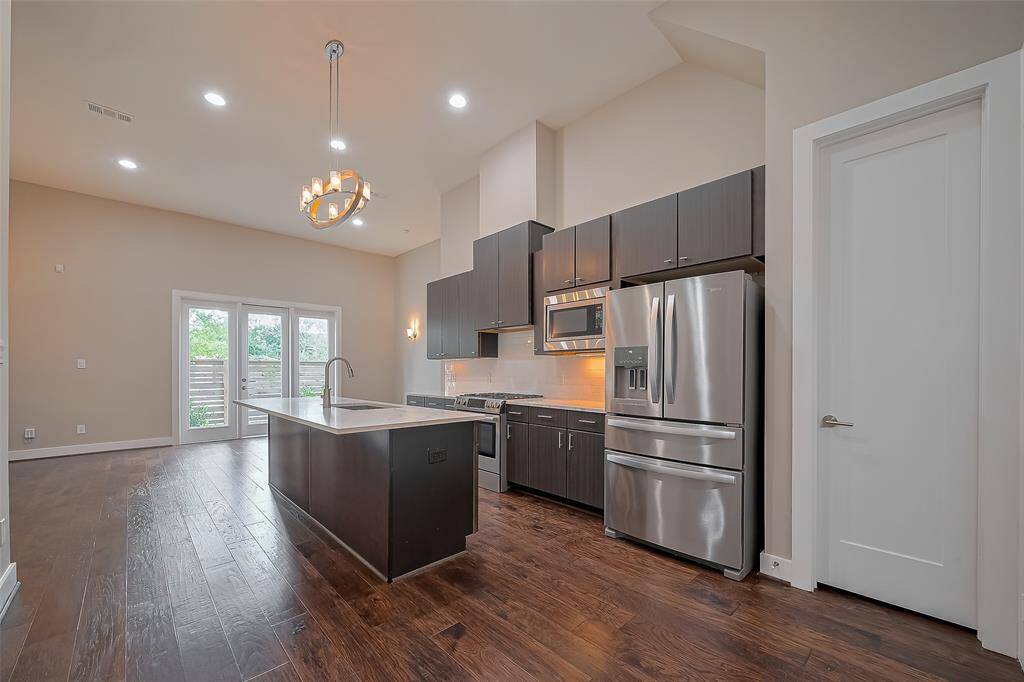 Welcome to 1305 Laird – a modern 3-story single-family home in the heart of Houston’s Greater Heights. This contemporary residence showcases high ceilings, clean lines, and oversized windows that flood the space with natural light. Its minimalist design offers a sleek, open feel throughout. Ready for immediate move-in, this home is ideal for commuters with easy access to major freeways and short drives to Downtown, the Galleria, or the Medical Center. Enjoy nearby shopping, dining, entertainment, and more!