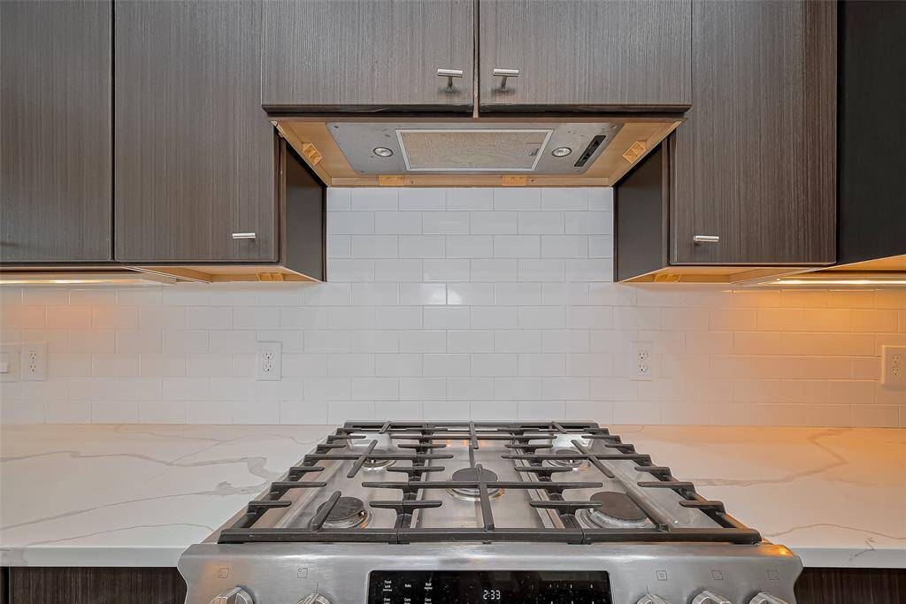 Delight the family chef with a premium Bosch 5-burner gas range—offering quick, responsive heat and precise temperature control. Enjoy the benefits of gas cooking, from faster boil times to even heat distribution for perfect results every time. The easy-to-clean subway tile backsplash adds both style and practicality, making cleanup a breeze.