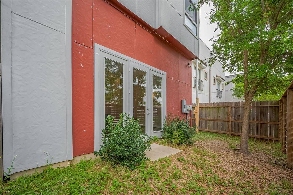 Looking for minimal yard maintenance? A full-light door from the 1st-floor living room leads to the fully fenced backyard, featuring a shade tree and an easy-to-manage yard. Perfect for those seeking outdoor space without the upkeep.