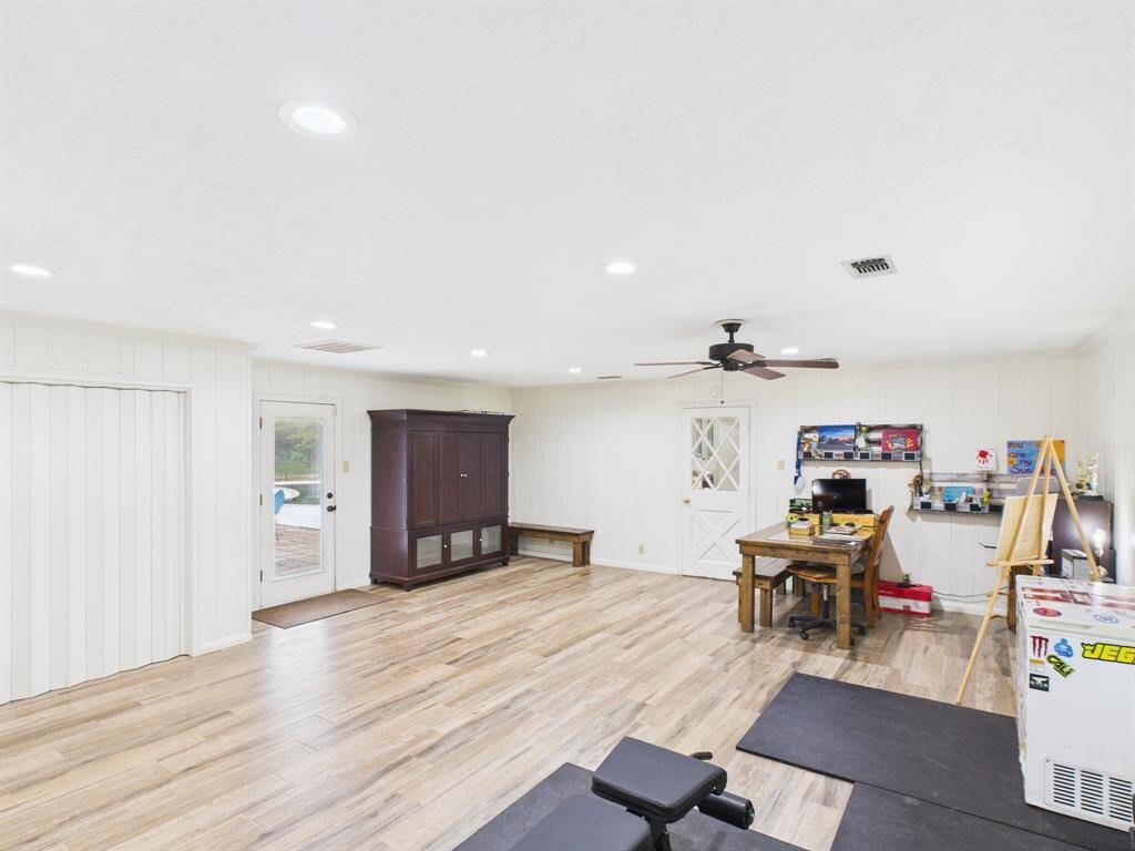 25x20 Extra bedroom, flex space between the Kitchen and 4th bedroom-- Currently set up as a Gym and Office. Great for a 2nd living room!