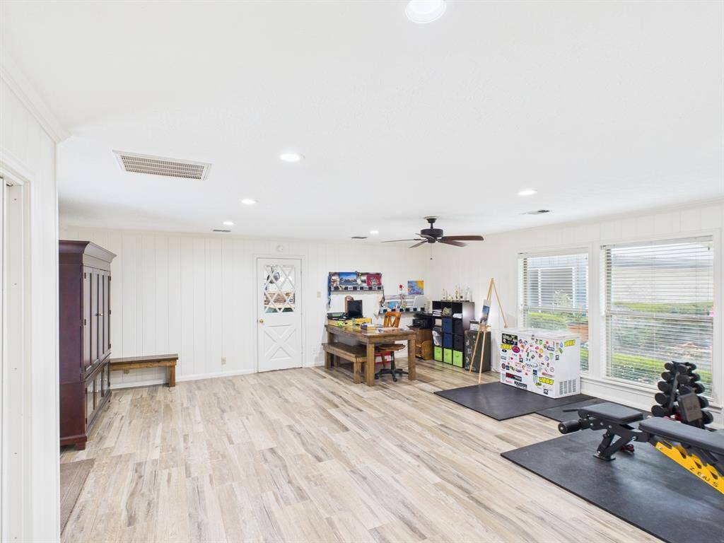 25x20 Extra bedroom, flex space between the Kitchen and 4th bedroom-- Currently set up as a Gym and Office.