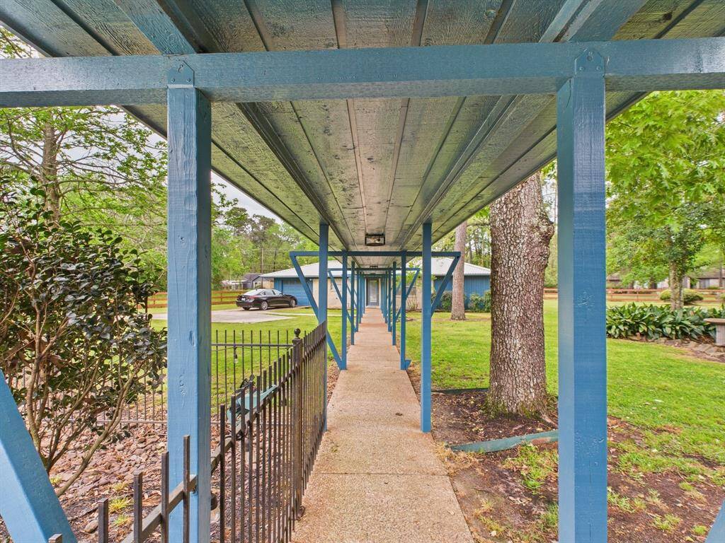 Covered Walkway connects the main house to the Full Guest House in the back!