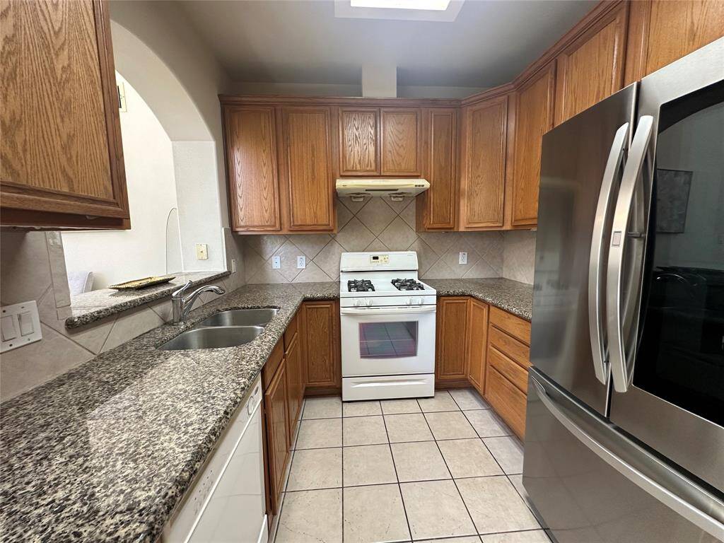 Kitchen w/granite counter top