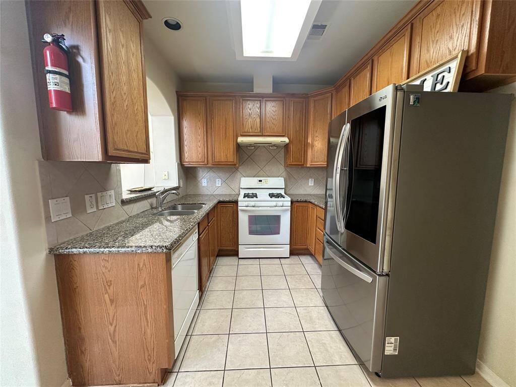 Kitchen opens to morning area/breakfast room