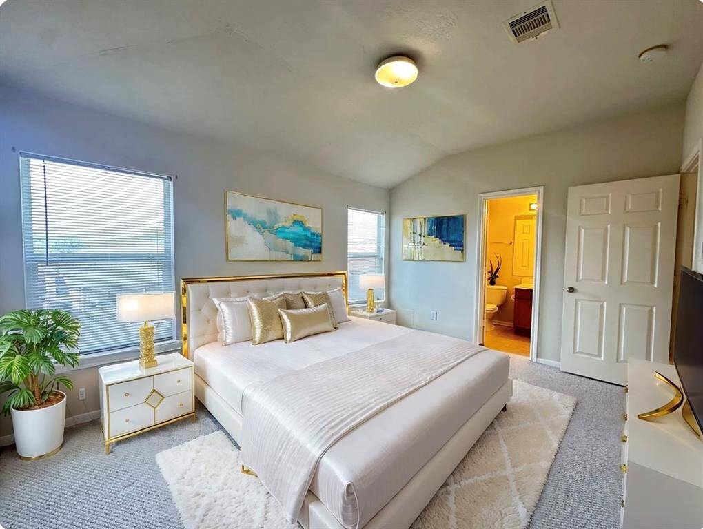 Second master bedroom upstairs w/full bathroom (virtal staged)