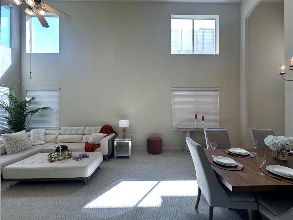 Large living room w/neutral lightings.