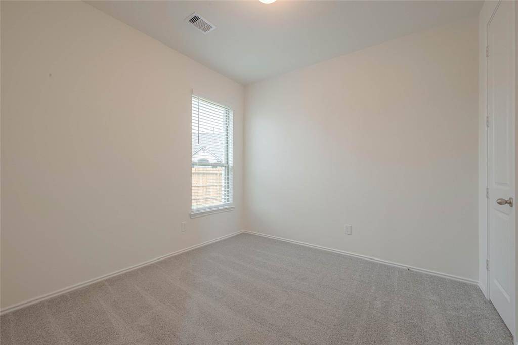 secondary bedroom with its own full bathroom