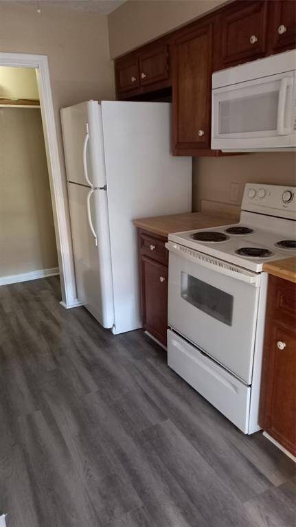 Also has a large pantry and full size washer/dryer hookups