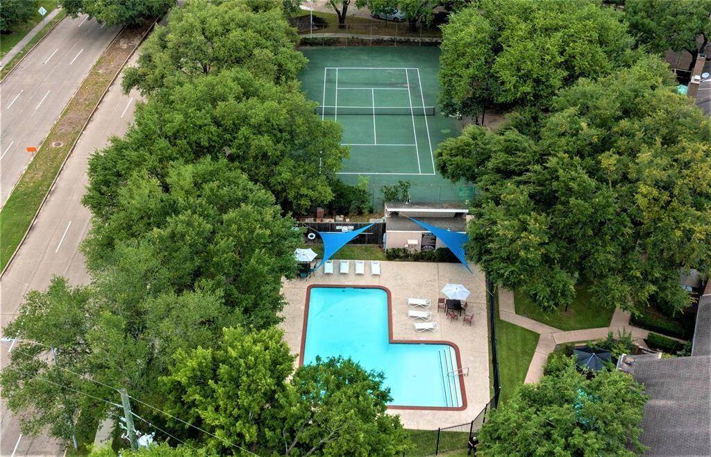 Pool and Tennis Court right in front of your door