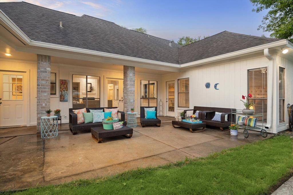 The back patio is large enough for a big party!