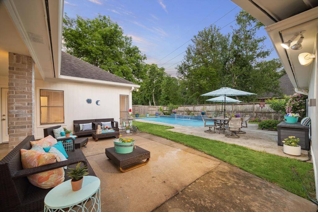 Views to the pool!