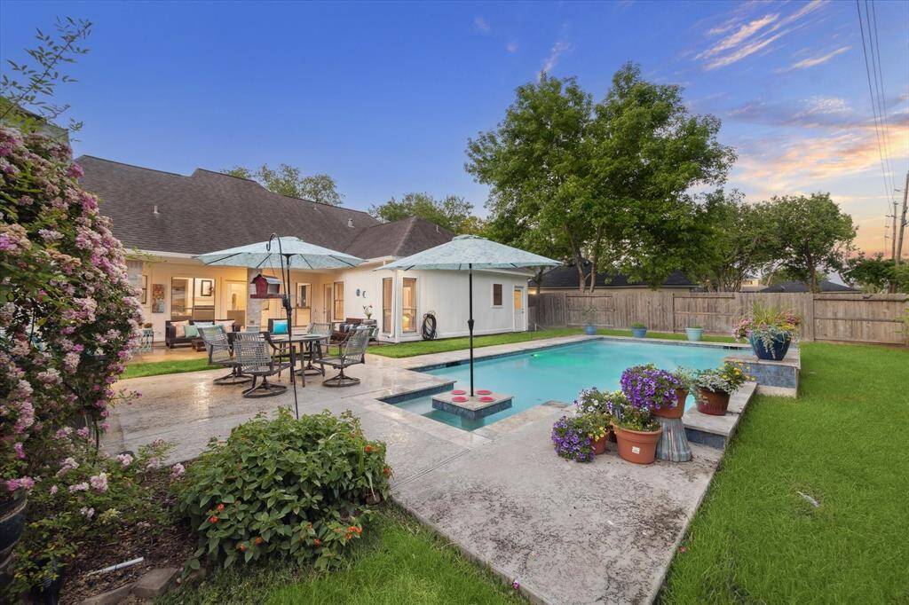 A picnic area in the pool! How fun!