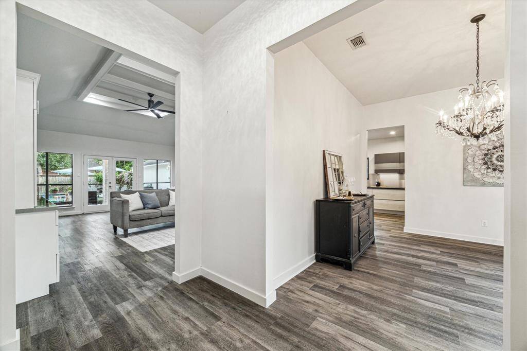 At the entrance, you immediately notice the view into the backyard.