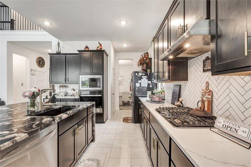 Wonderful flow from breakfast area all the way through to dining room.