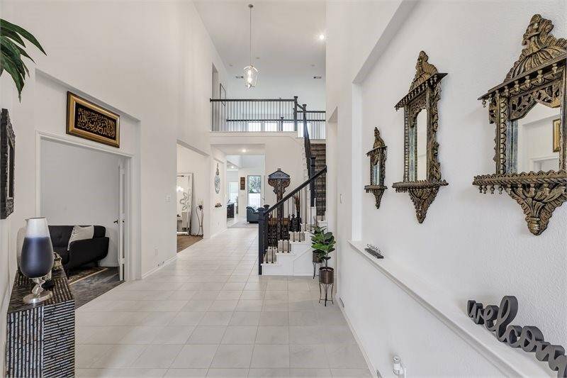 Soaring ceilings in this stunning foyer!
